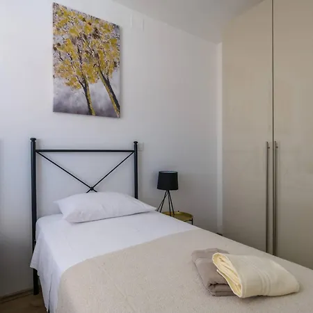 Dora Fuer 4 Personen Und 1 Kind By Interhome Apartment *