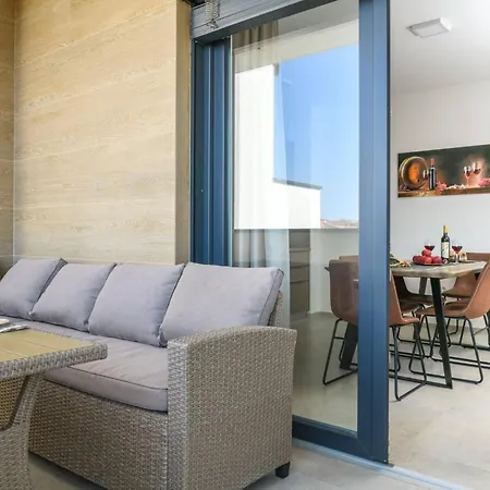 Dora Fuer 4 Personen Und 1 Kind By Interhome 풀라