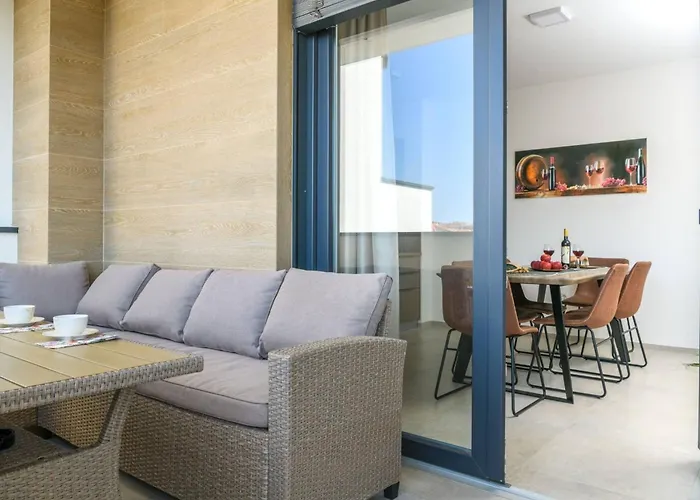 Dora Fuer 4 Personen Und 1 Kind By Interhome 풀라