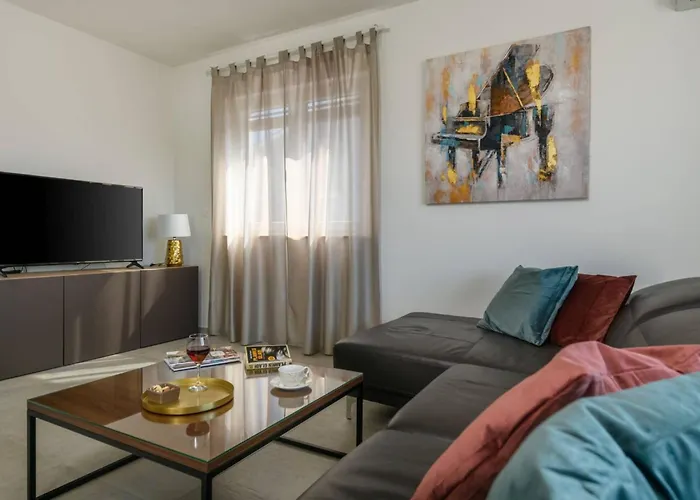 Dora Fuer 4 Personen Und 1 Kind By Interhome 풀라