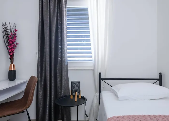 Dora Fuer 4 Personen Und 1 Kind By Interhome 아파트 풀라